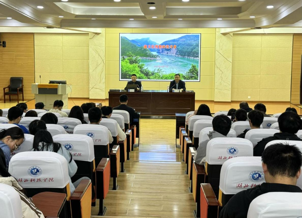 刘汉俊教授做客文传学院“传媒教育论坛”