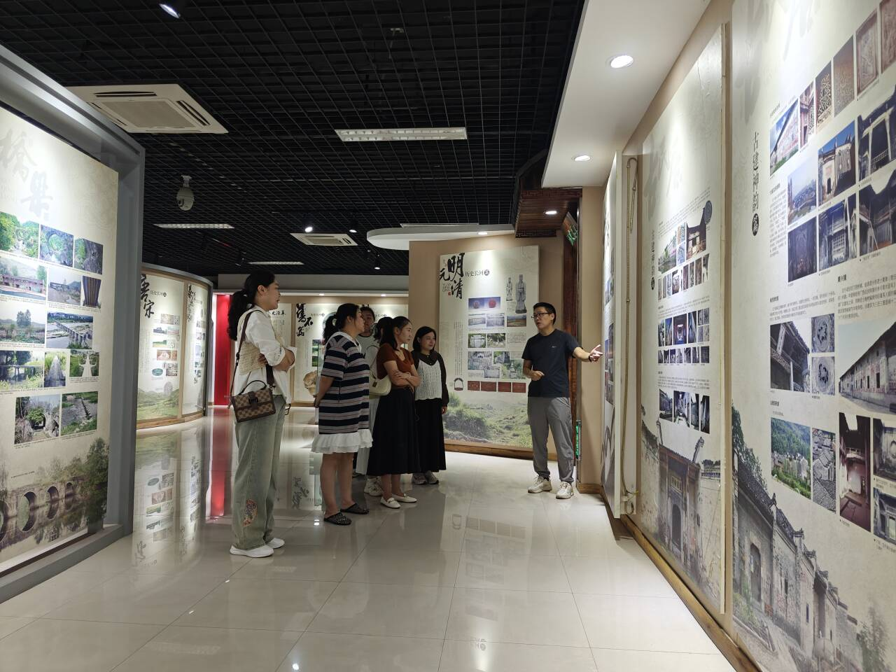 咸宁美术教师参观鄂南文化展览馆 汲取教学灵感